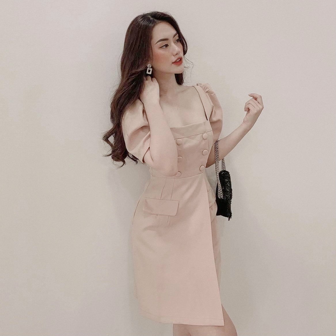 Đầm cổ vuông nút bọc 2 màu