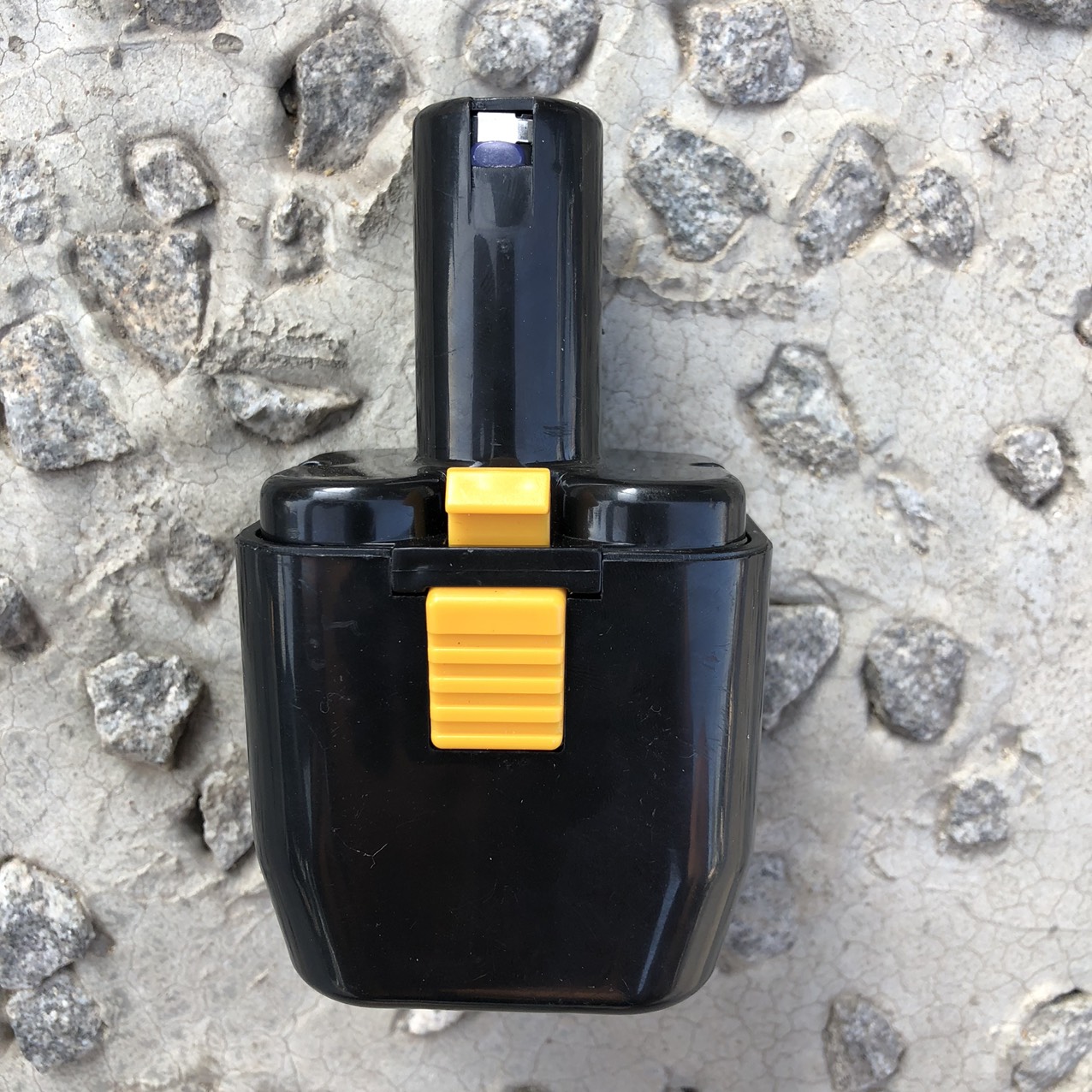 [NPS] Pin máy khoan Hitachi. 12V 6 cell (có kèm củ sạc 12V)