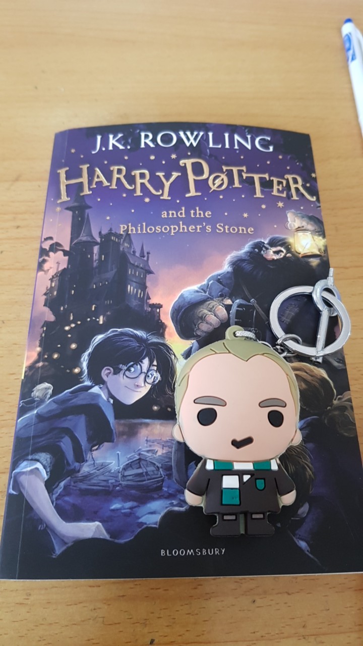 Sách Ngoại văn: Harry Potter Và Hòn Đá Phù Thủy (Tiếng Anh)