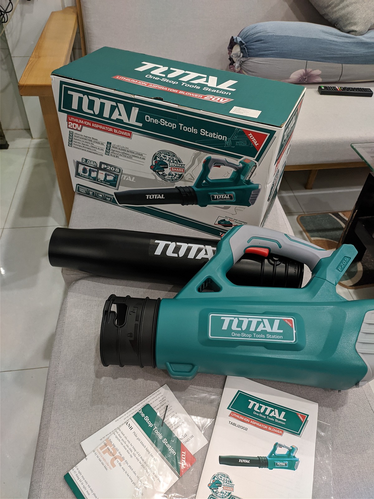 MÁY THỔI LÁ, THỔI BỤI DÙNG PIN Lithium 20V TOTAL TABLI204282 kèm 2  pin 2 AH+ 1 sạc 20V