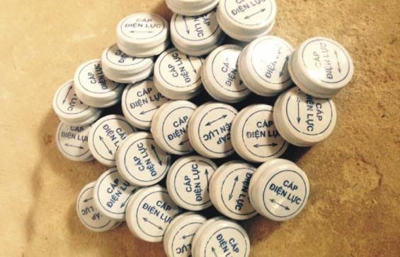 Mốc sứ cảnh báo cáp điện ngầm - hình thật
