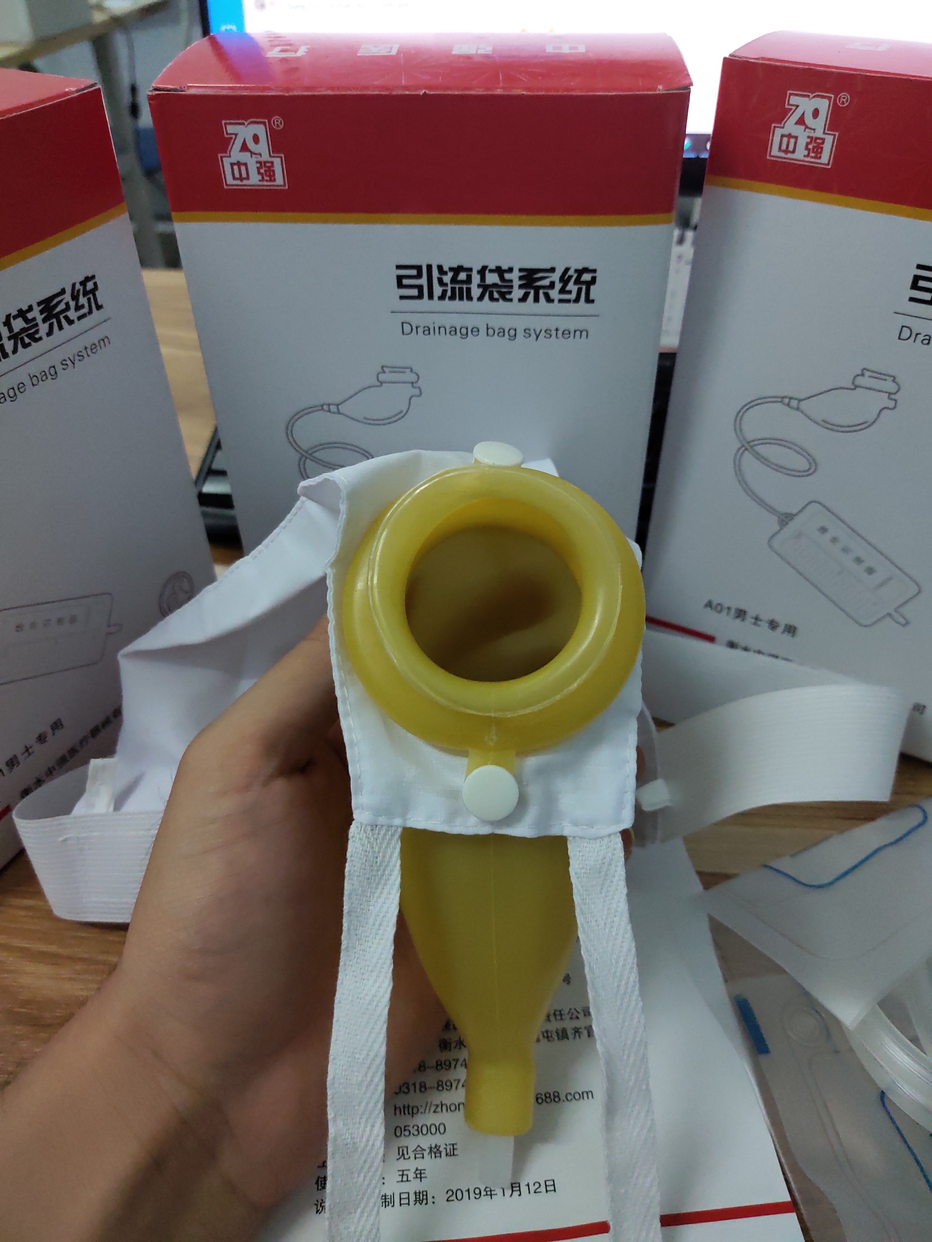 Dụng cụ hỗ trợ đi tiểu cho bệnh nhân
