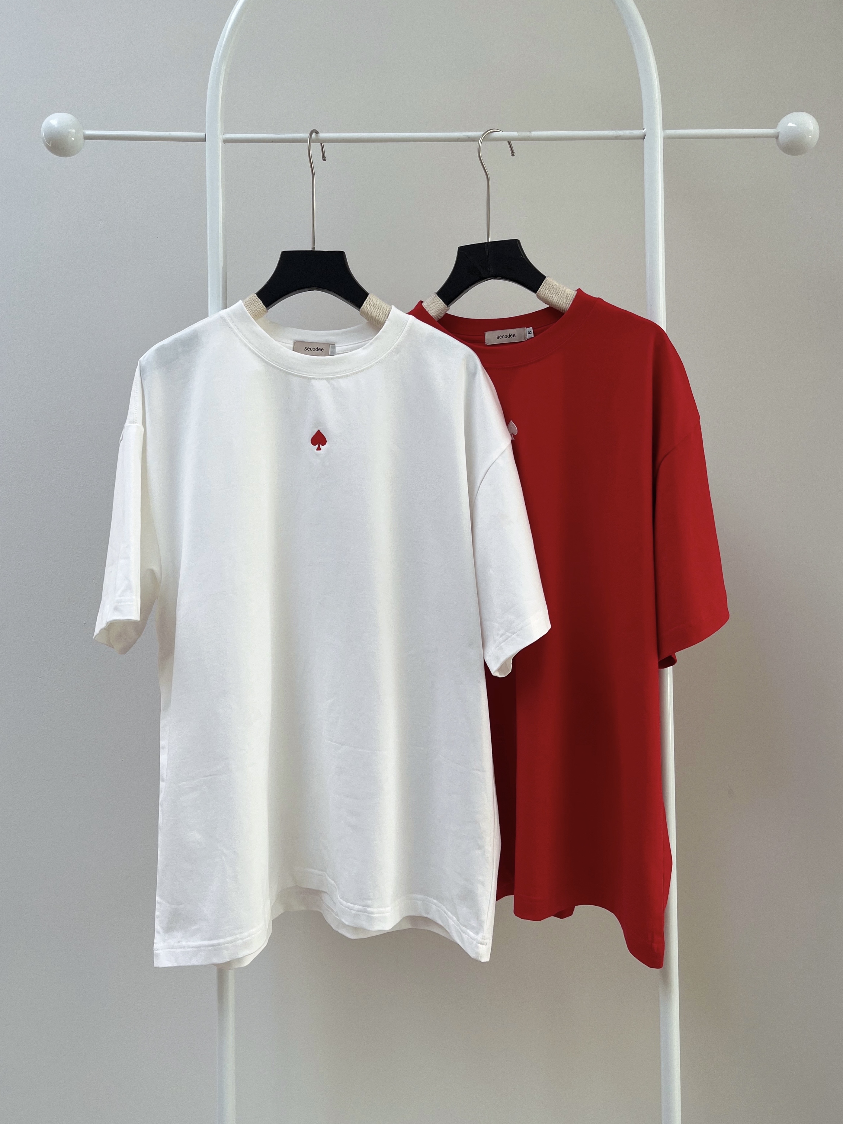 [Nhập LAZSOCIALBAU12 giảm 12% đơn 99K] Áo thun nữ logo RED/ WHITE  form rộng | JUDITH Tee | Secodee