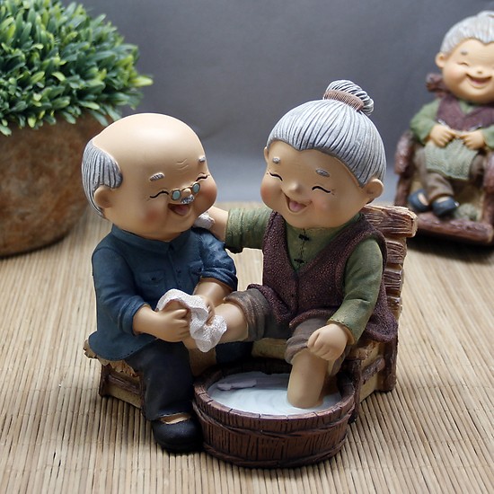 Tượng ông bà hạnh phúc - Rửa chân hạnh phúc