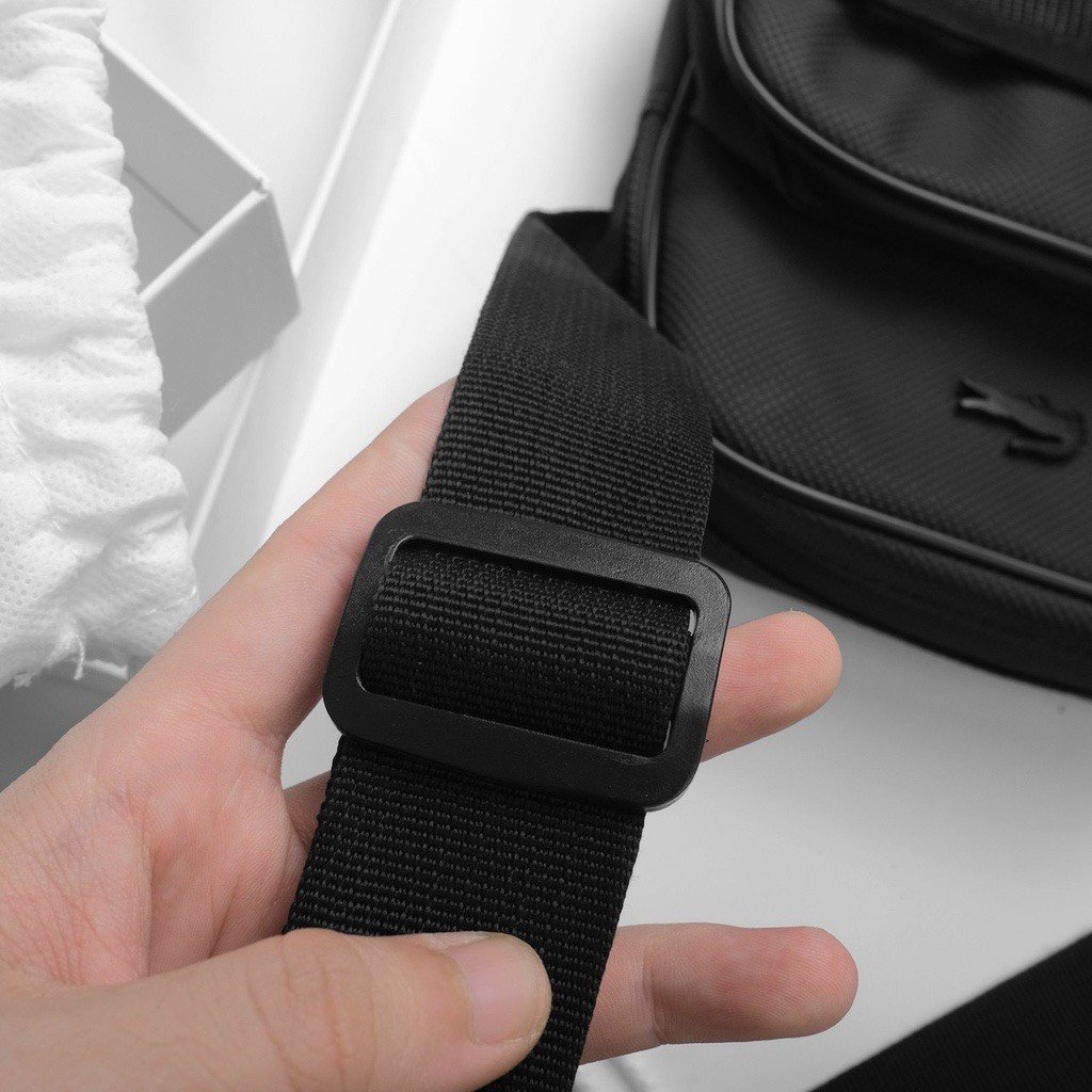 Túi đeo chéo Basic chống nước dễ phối đồ đựng ipad mini form cứng đẹp.