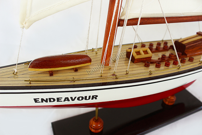 Thuận buồm xuôi gió Thuyền Endeavour 50cm (Đỏ - Trắng)