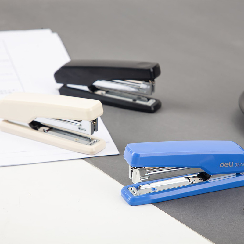 Dập ghim Deli #10, 15 tờ 0229