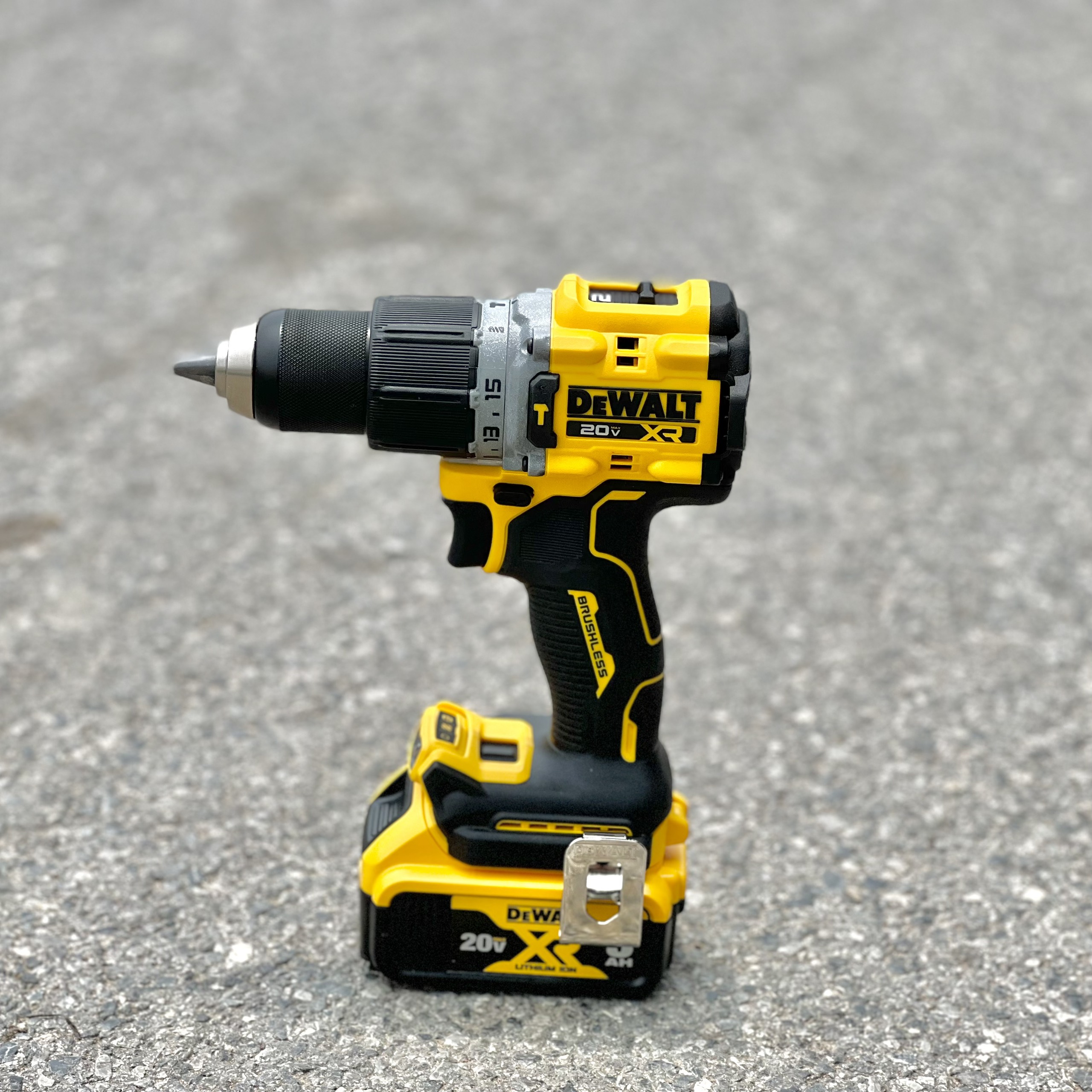 Máy khoan cầm tay Dewalt DCD805