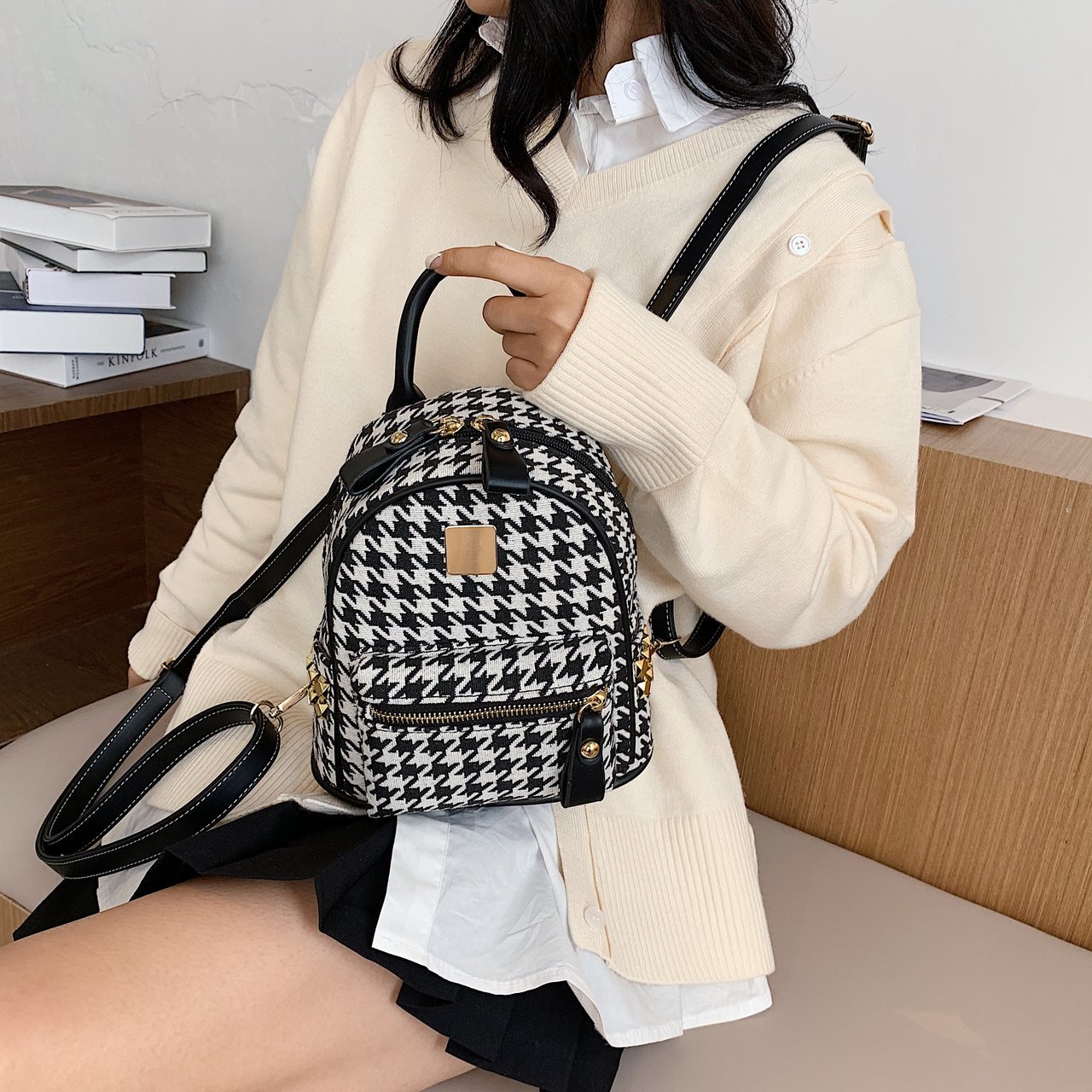 Balo mini kẻ thiết kế đinh tán thời trang - B108