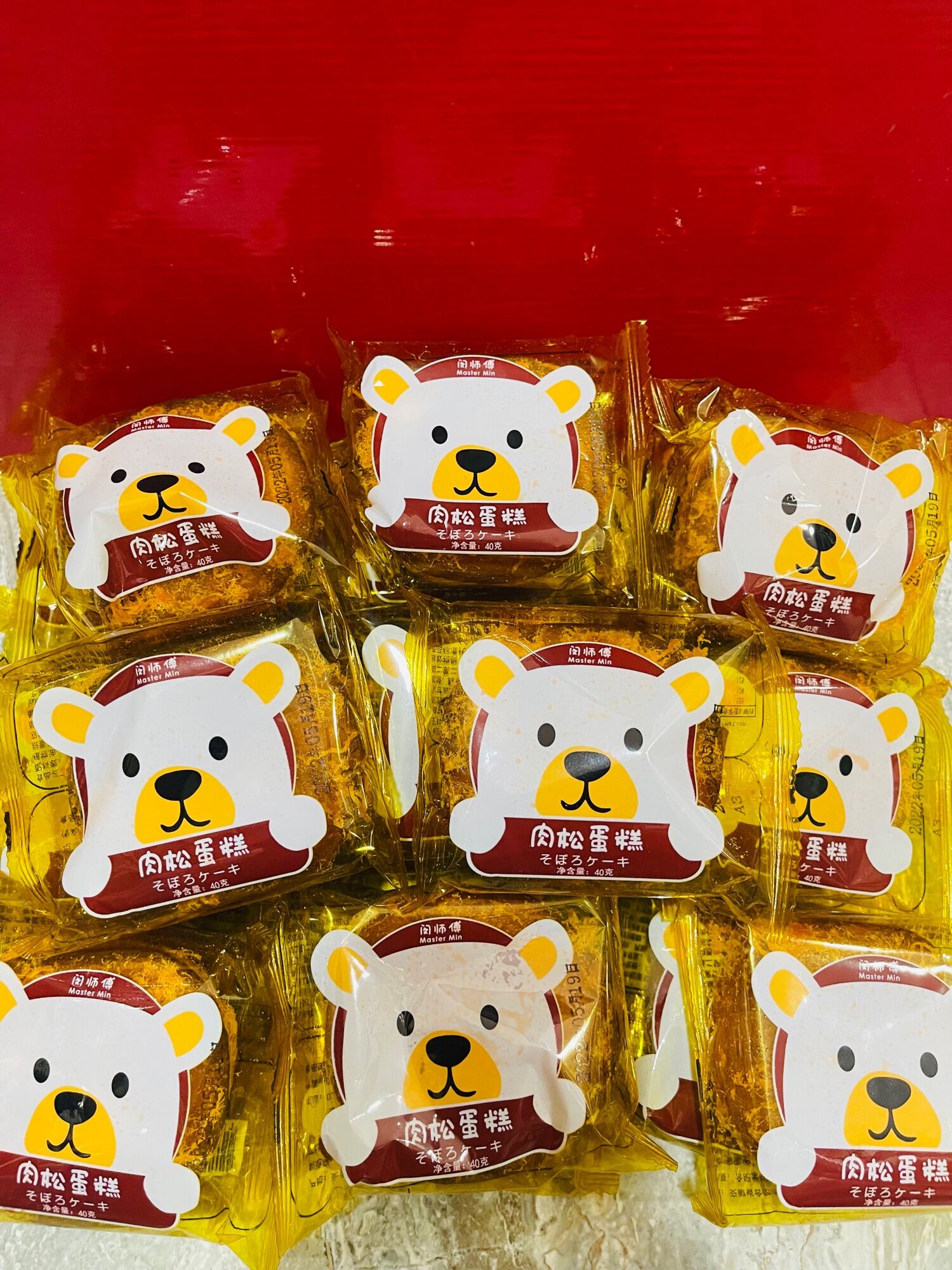 Bánh bông lan chà bông gấu vàng