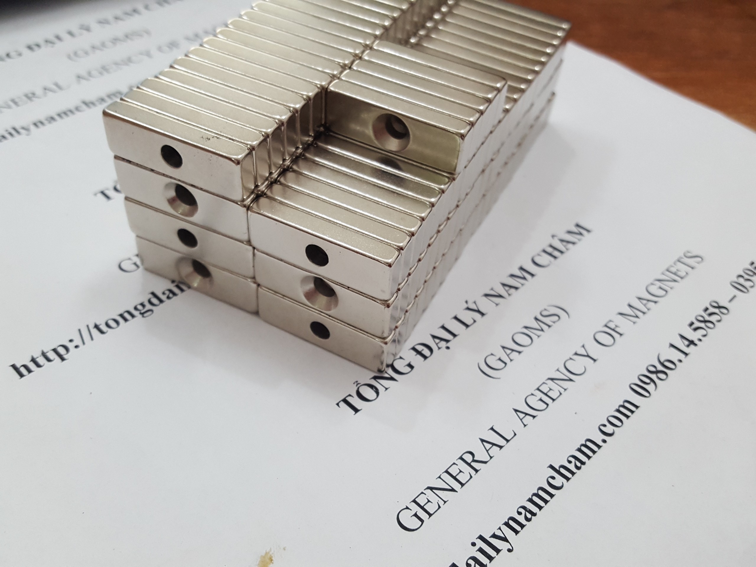 5 viên nam châm 30x10x5 lỗ vát 4mm