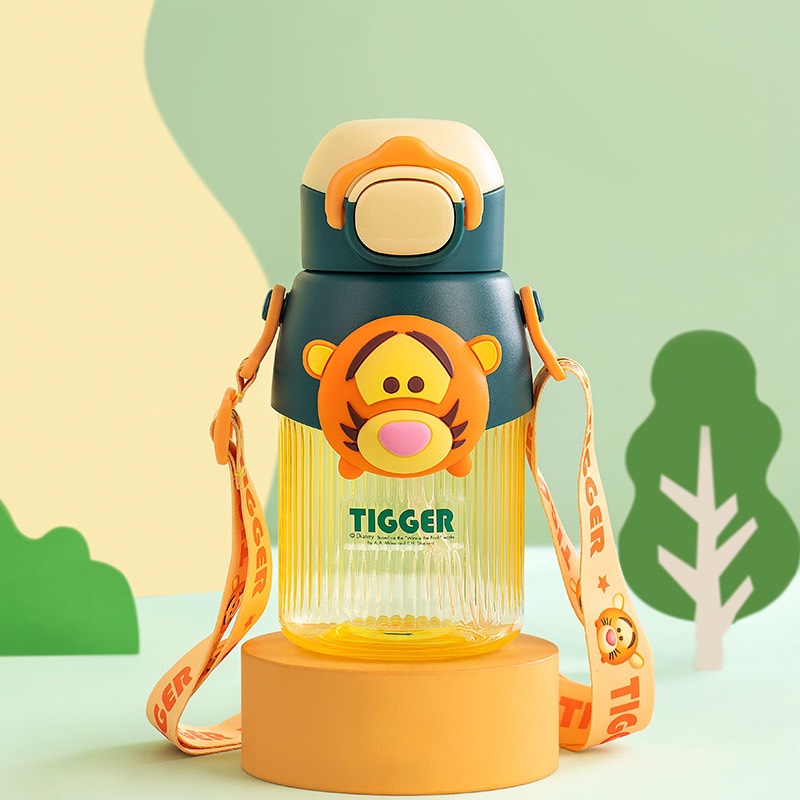 Bình Nước Hãng DISNEY siêu đẹp. Hình nổi bấm kêu chút chít. 2in1 : đầu ống hút và uống trực tiếp, có dây đeo .
