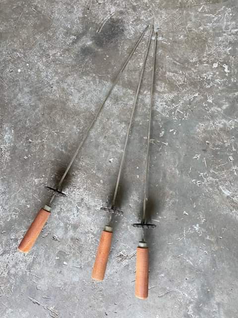 Xiên nướng thịt có trục quay cán gỗ