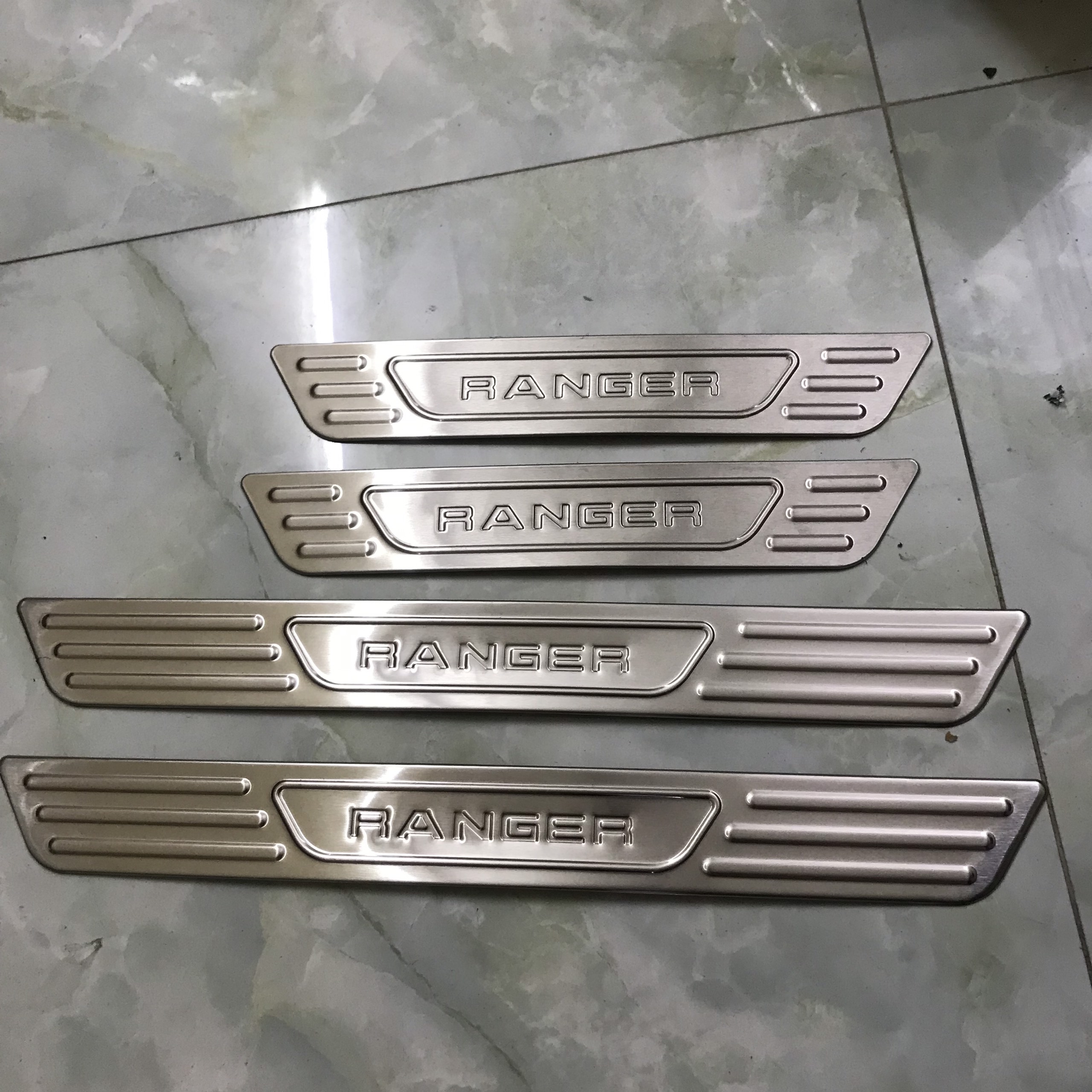 Ốp bậc ngoài INOX xe Ford Ranger 2016-2021