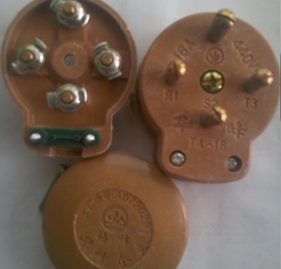 Phích cắm 16a 440v 3 pha 4 chân tròn t4-16 vỏ nhựa
