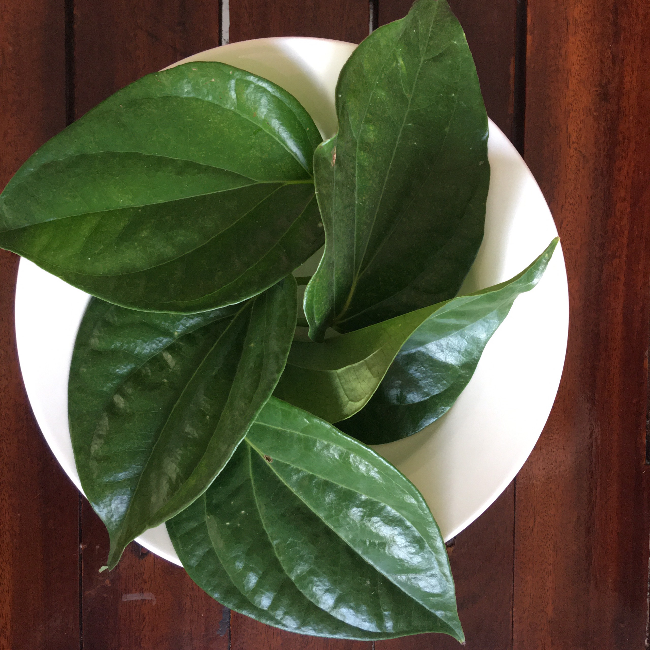 100 gram lá trầu không tươi (loại trầu quế thơm, cay được ưa chuộng hơn)