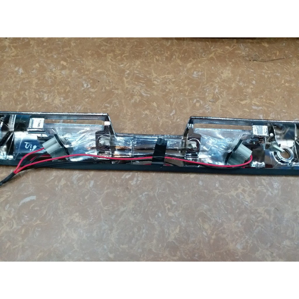 Bộ tay cốp xe HIACE form 2007-2015 có đèn chiếu biển số