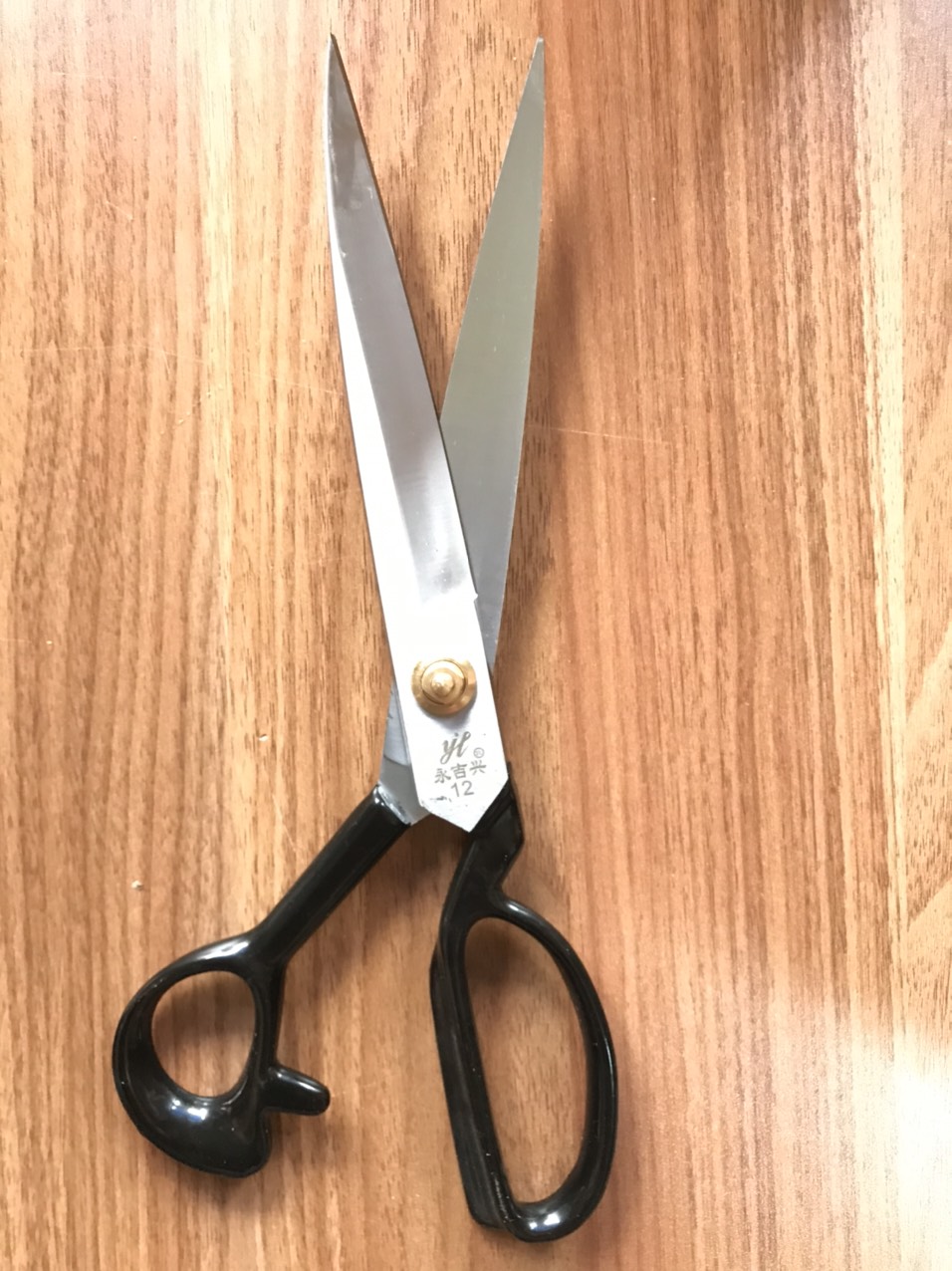 Kéo cắt vải chuyên nghiệp ngọt và nhẹ , kéo cắt hộp vàng có 4 size 9 , 10 ,11, 12 kéo cắt vải lưỡi cắt trắng hộp vàng