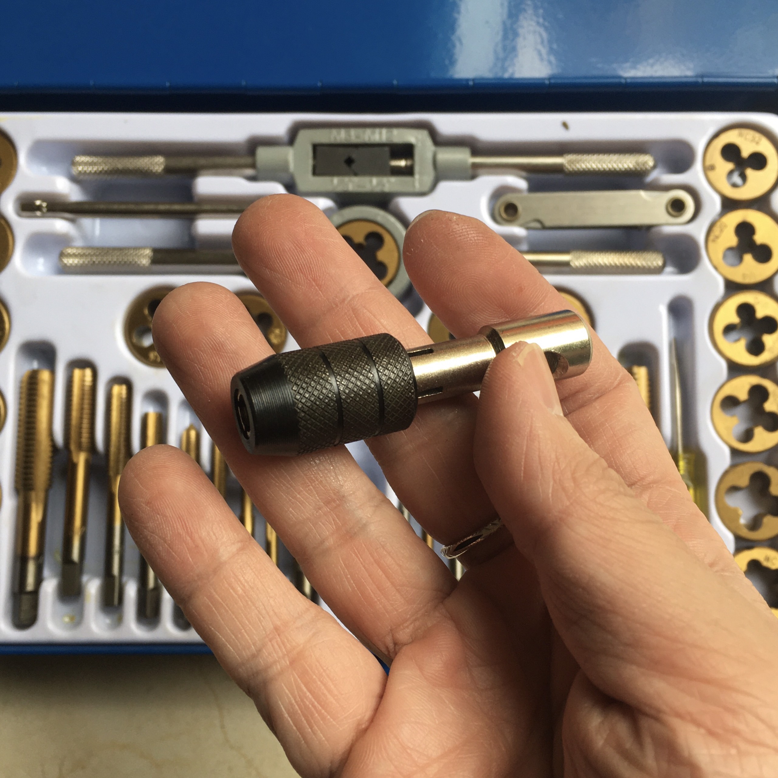 Bộ taro tạo ren 40 chi tiết loại tốt C-mart A1012