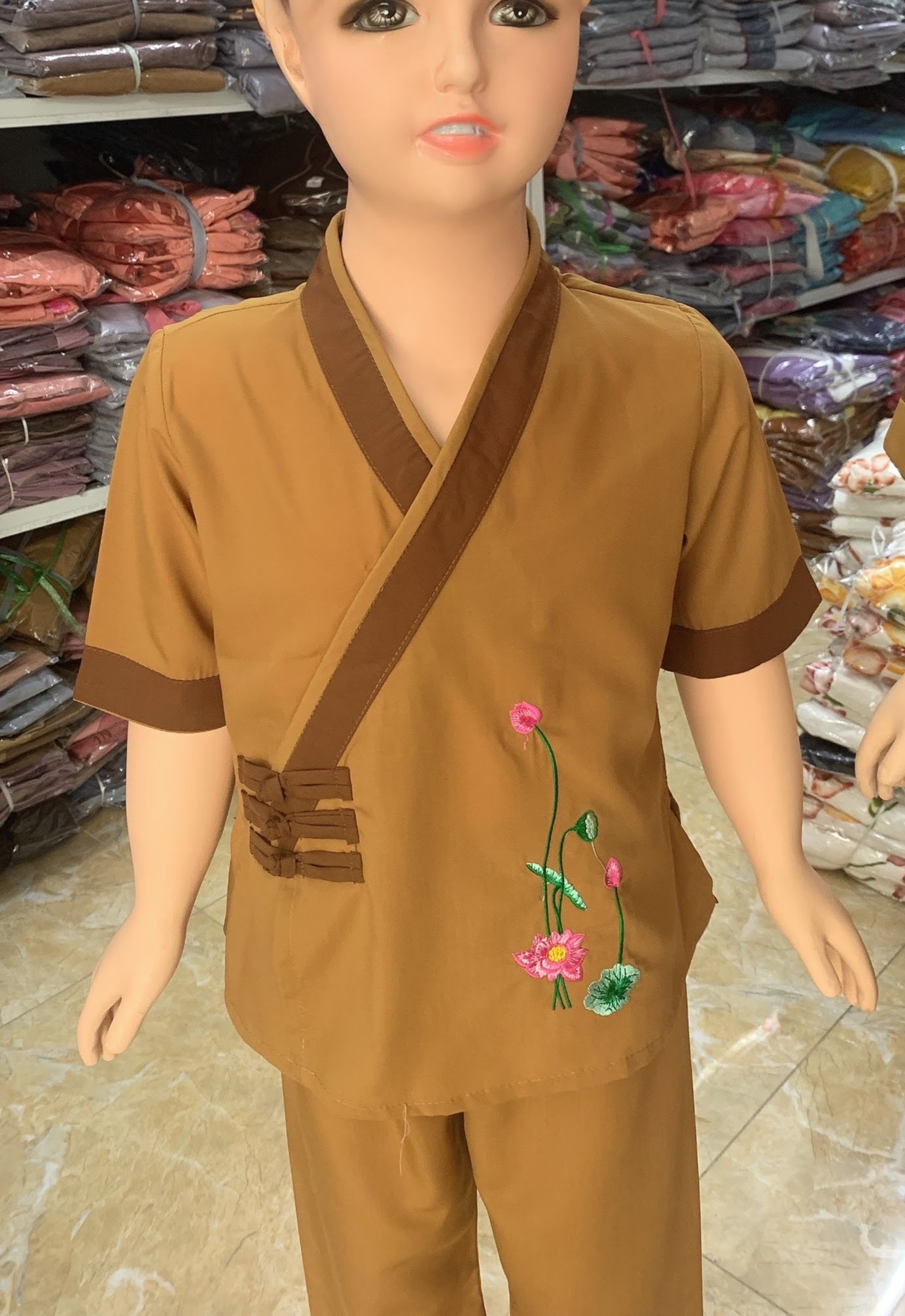 Đồ la đi chùa bé gái mẫu xéo 3 nút