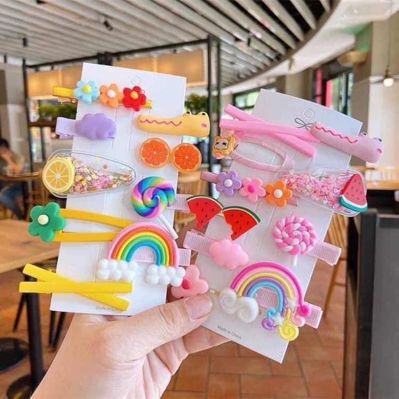 Đang cógiá SALE cực rẻ mẹ nào ó con gái thì order co bé nhah đi ah.Sét 5 kẹp tóc hình hoa quả cho bé gái