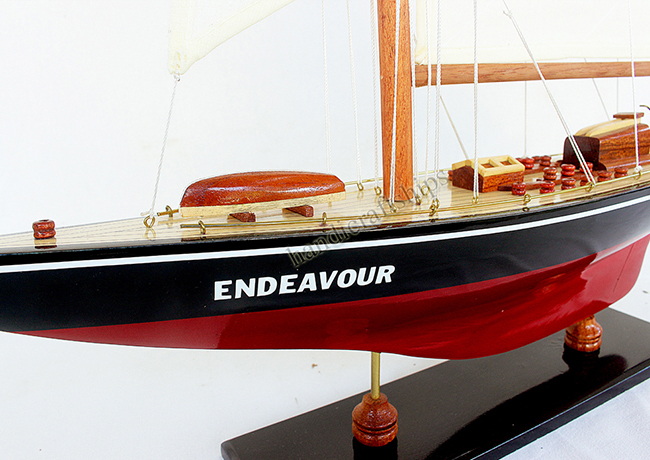 Mô hình thuyền buồm trang trí Endeavour 50cm (Đỏ - Đen)