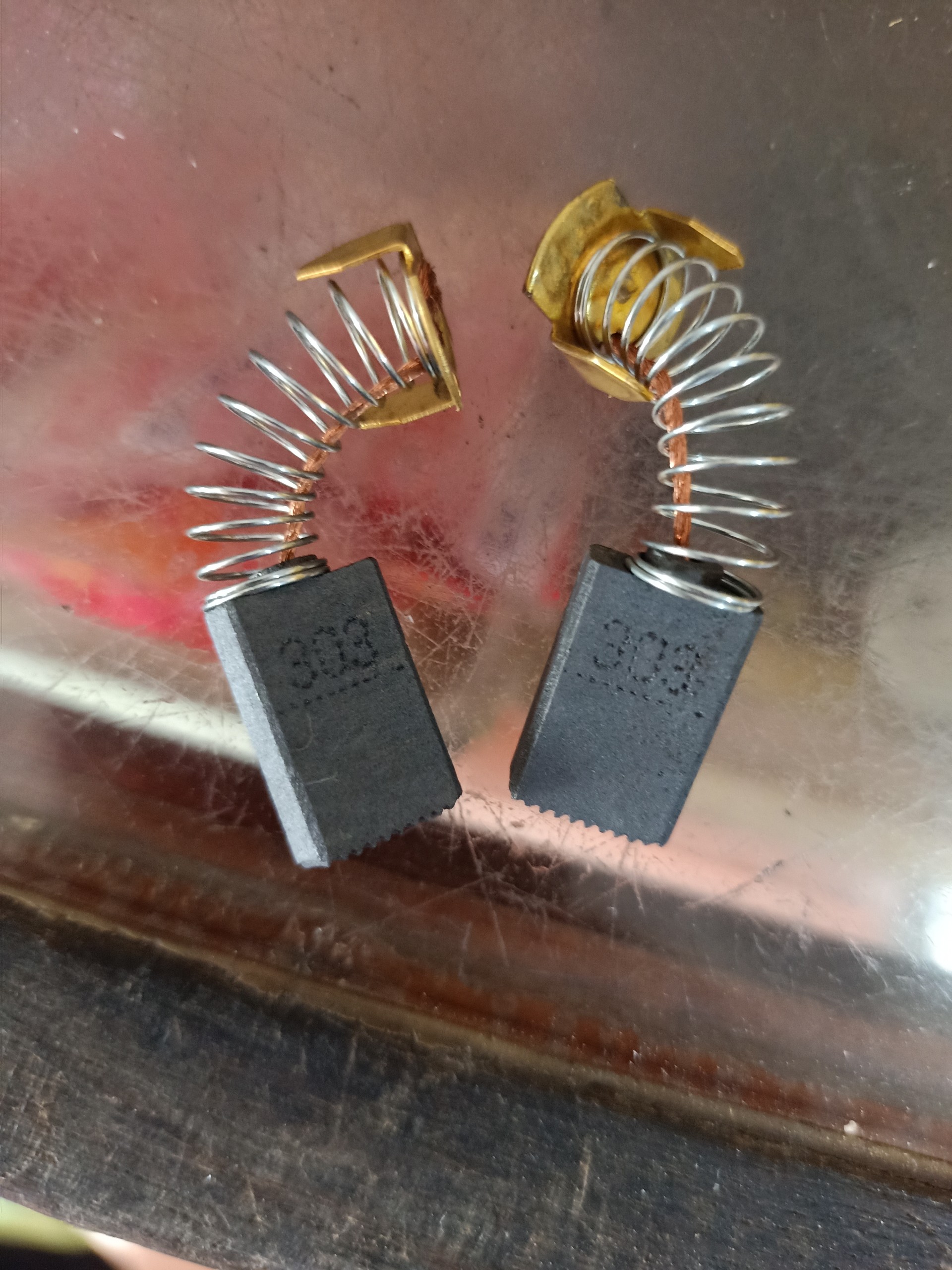 CHỔI THAN 303 (5mm x 11mm x 18mm)