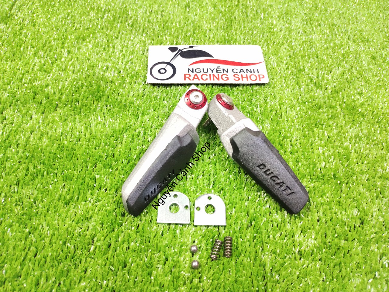 Cặp gác chân sau ducati có ốc