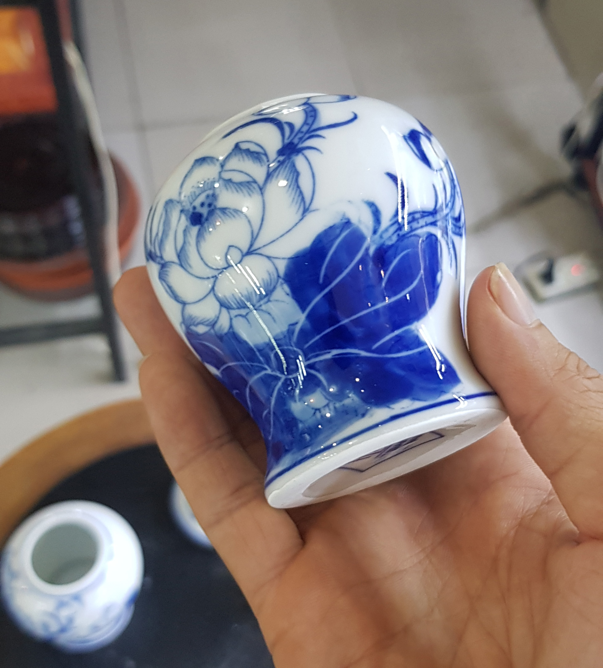 Chéo thờ vẽ sen men lam xanh sứ bát tràng