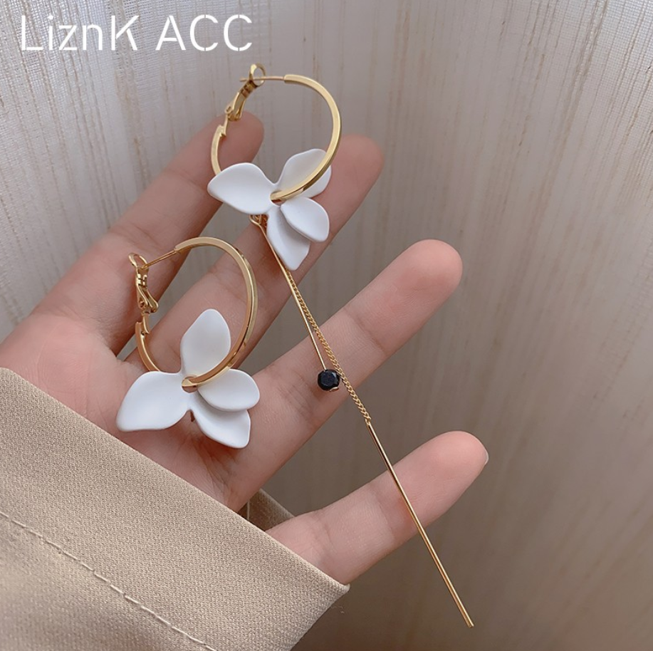 Bông Tai Cánh Hoa Bất Đối Xứng Hàn Quốc