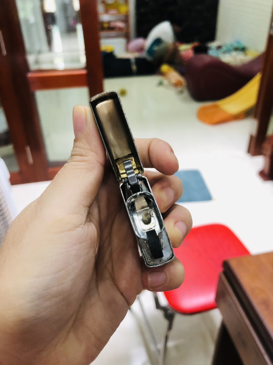Bật lửa Zippo Màu Trắng Bạc, Loại Giả Cổ