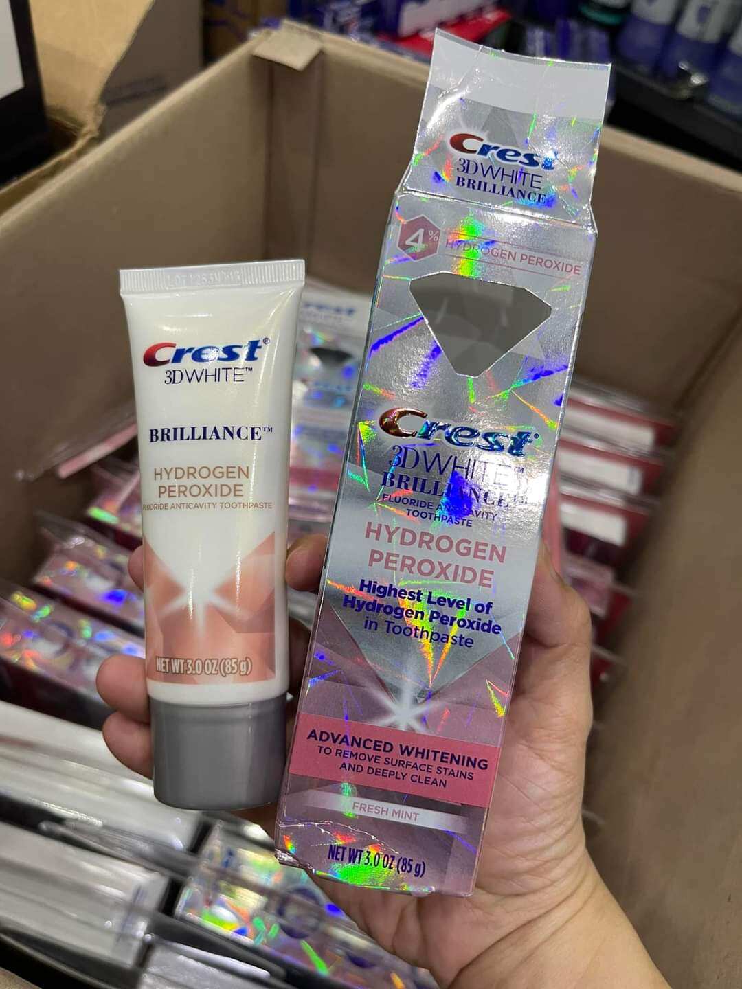 Kem Đánh Răng Làm Trắng CREST 3D WHITE BRILLIANCE 4% HYDROGEN PEROXIDE 85G
