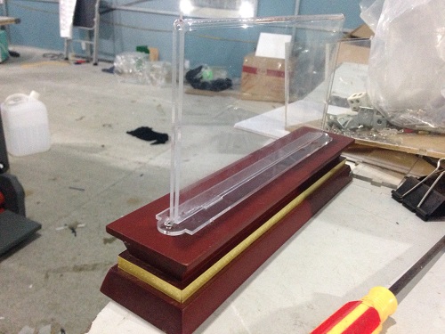Biển chức danh mica đế gỗ (12x24cm). bền đẹp