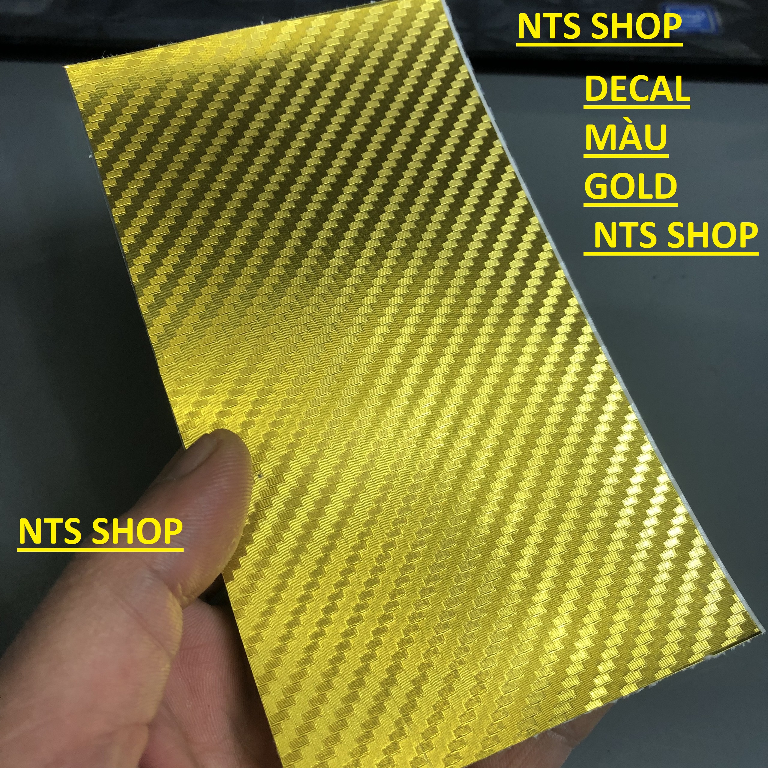 Dán decal carbon màu gold mặt sau smartphone