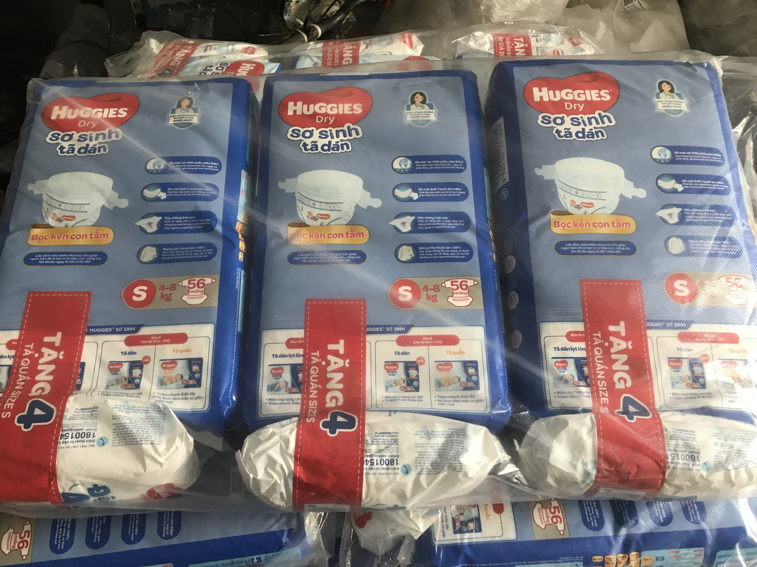 Tã dán sơ sinh Huggies S56 tặng khăn ướt
