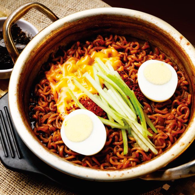 Mì Tương Đen Jajang Chacharoni 140g