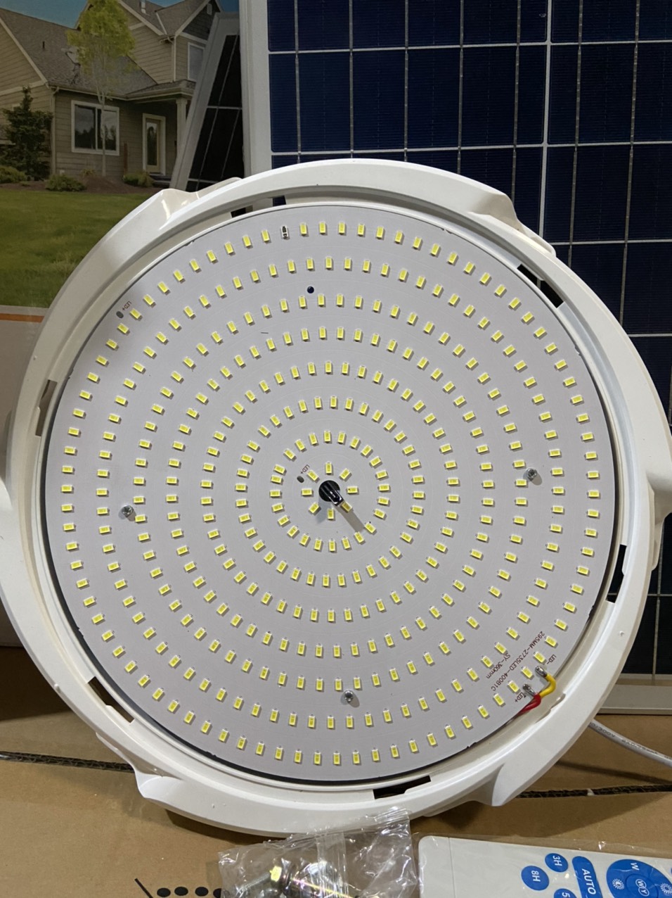 Đèn ốp trần năng lượng mặt trời 400w