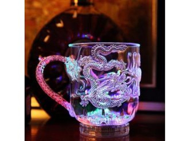 Ly uống nước hình rồng có tay cầm, đổ nước vào ly tự phát sáng
