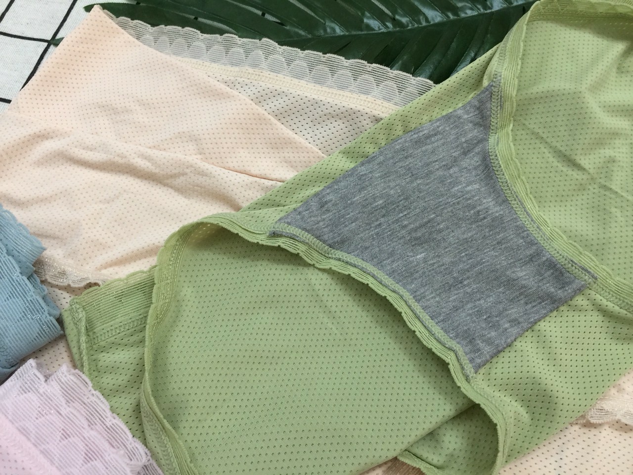 Quần lót bầu cạp chéo