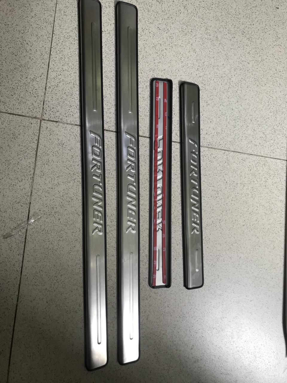 Bậc giẫm ngoài inox xe toyota fortuner 2013 trở lên