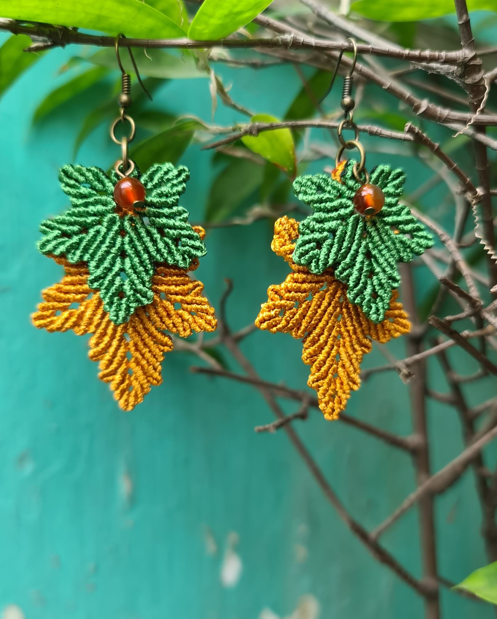 Hoa tai handmade hình lá phong [nhiều màu]