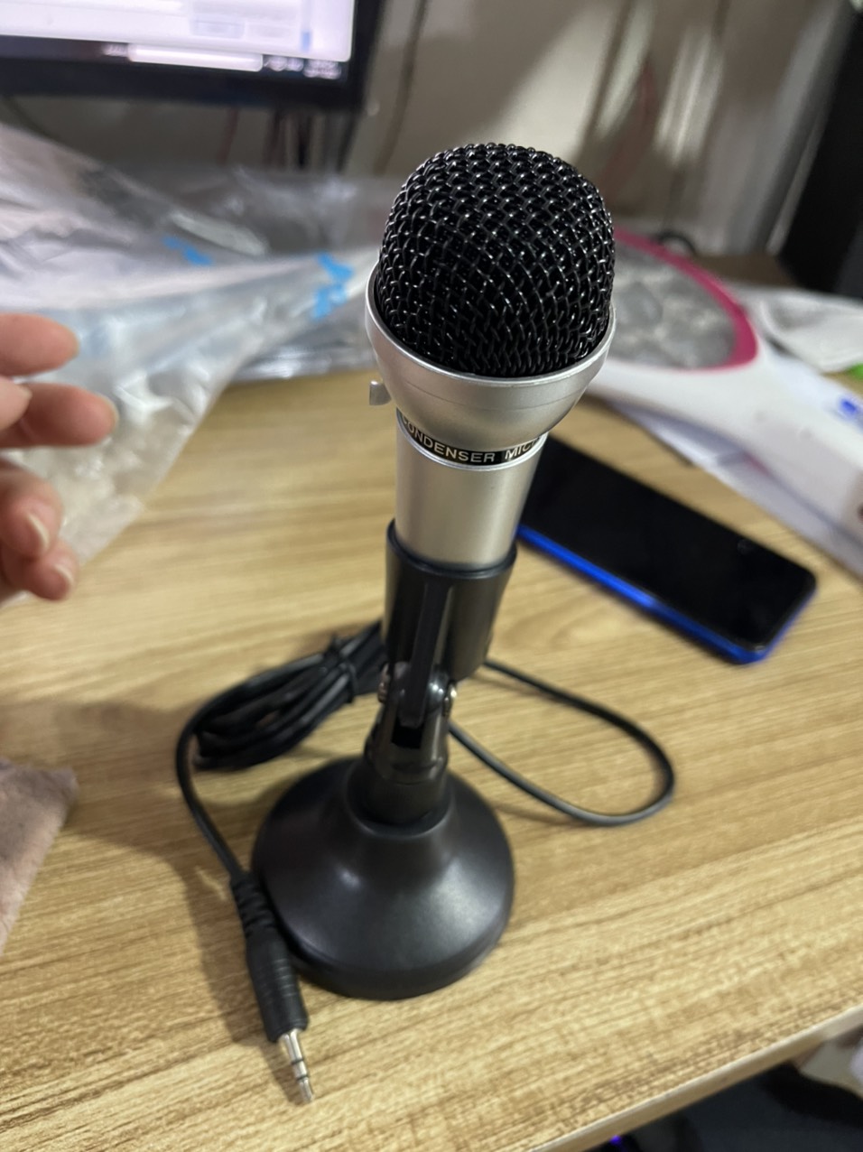 BỘ MIC THU ÂM VÀ CHÂN ĐẾ SALAR M9 CAO CẤP SBC