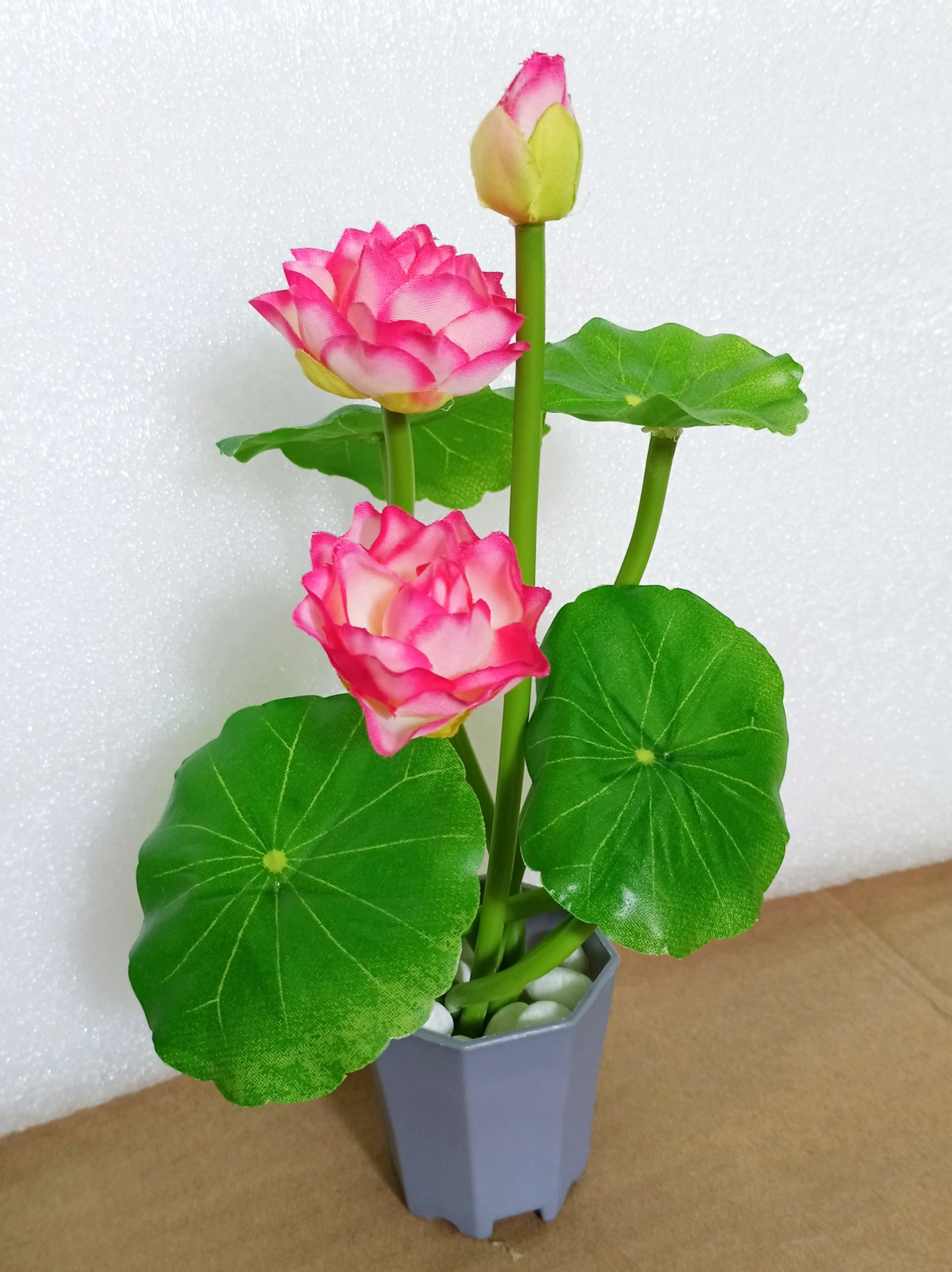 Chậu hoa sen mini VI094 (2 bông 1 nụ, cành cao20cm, kích thước chậu 5x5 cm), hoa giả trang trí