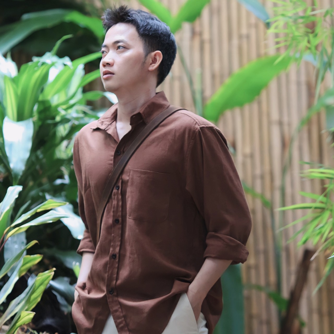 Áo sơ mi linen màu nâu đậm cafe, socola cổ điển form rộng có 1 túi | giran