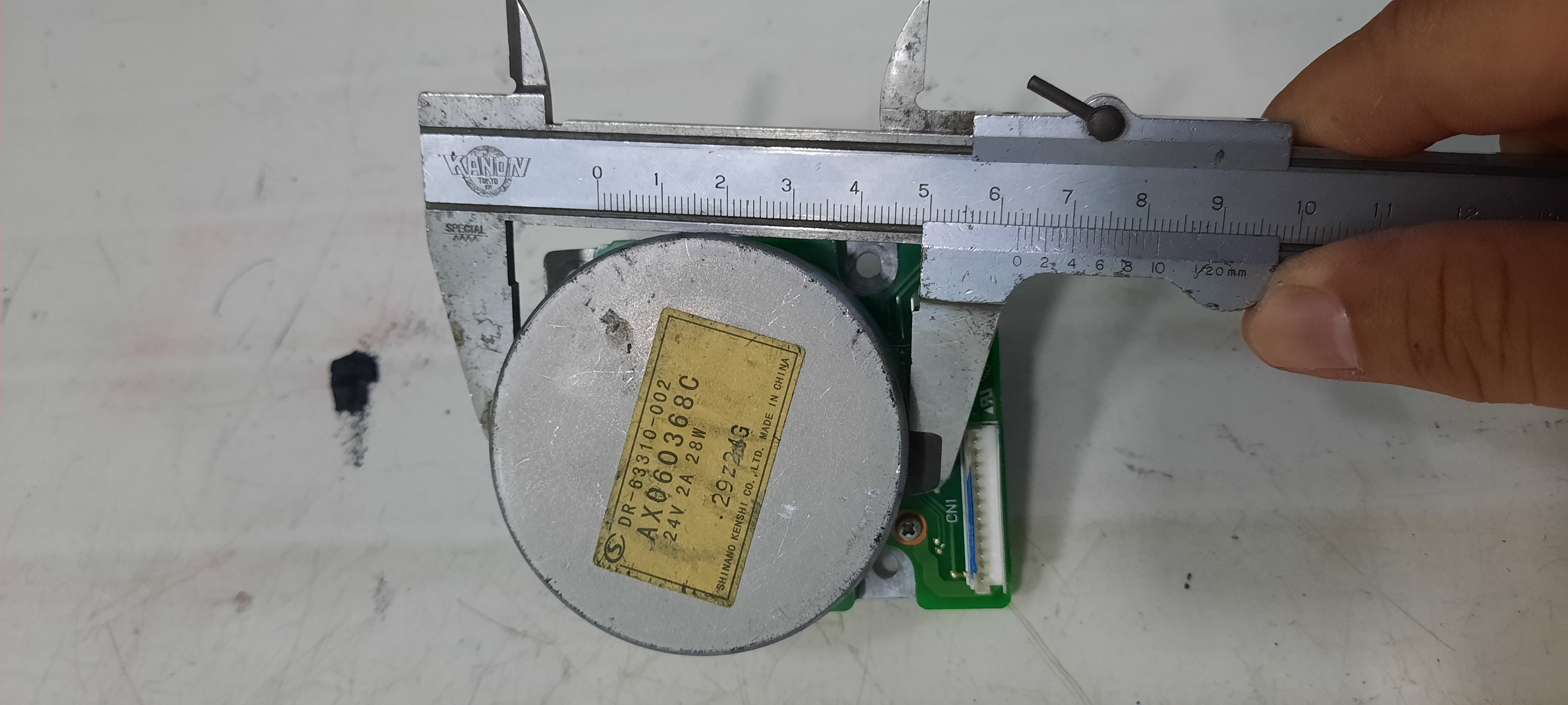 Motor không chổi than 28w  cốt 5mm chế quạt