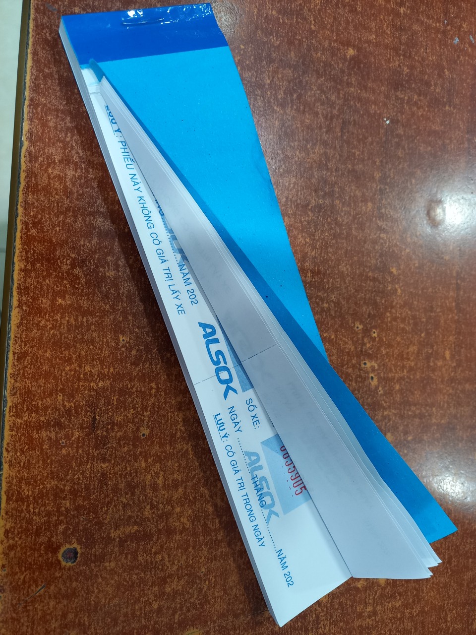 [HCM]COMBO100 CUỐN PHIẾU GIỮ XE ĐÓNG SỐ VÀ KHÔNG ĐÓNG SỐ KT 14.8*5, 100 T/ CUỐN