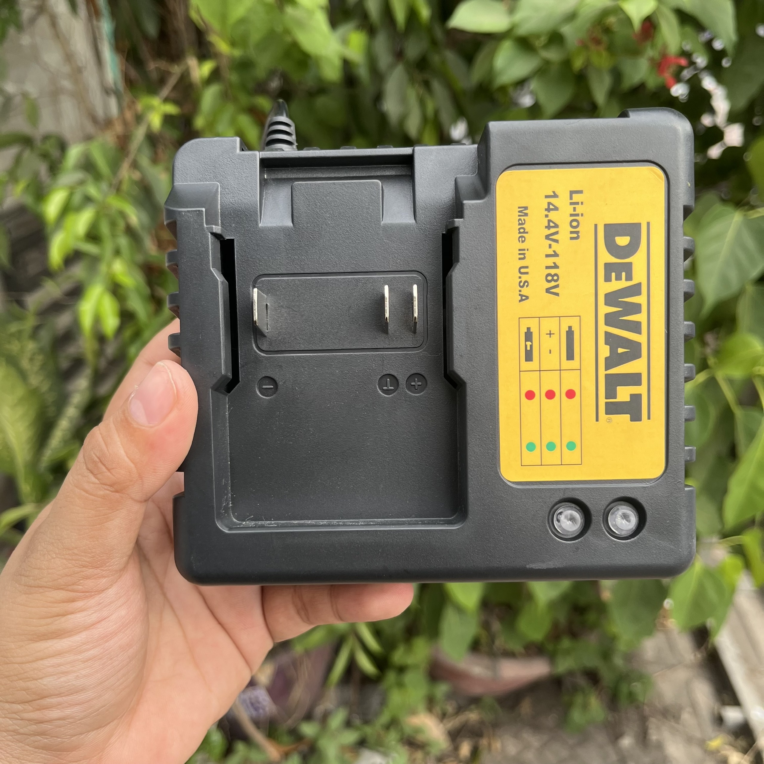 Sạc pin máy khoan, đế sạc pin 21v - chân pin phổ thông m21 makita, dewalt