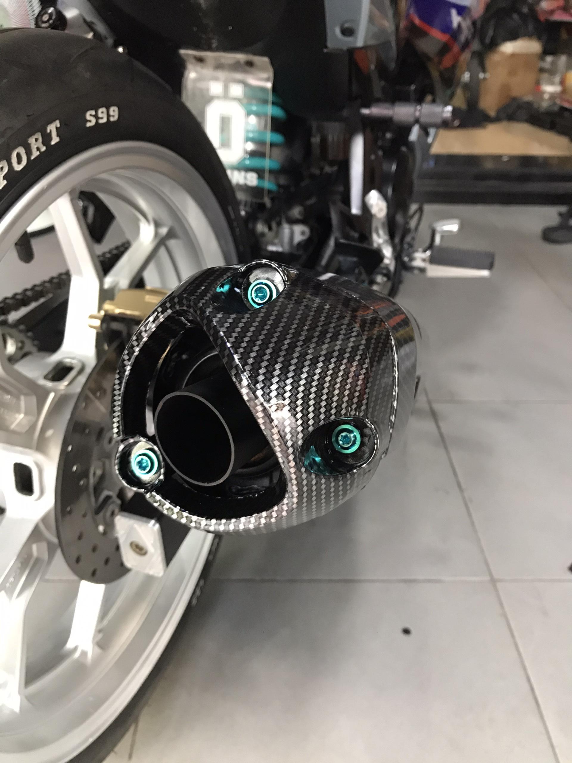 [HCM]CHỤP PÔ (ĐUÔI PÔ) CACBON EXCITER 150