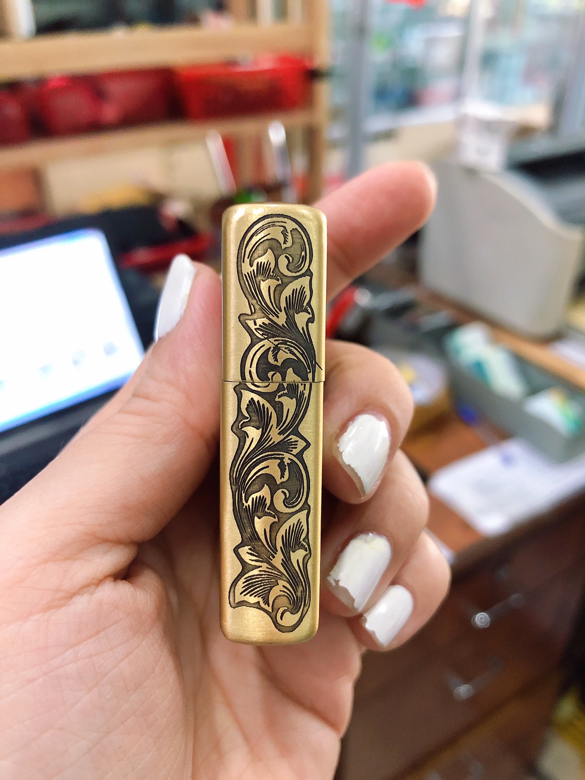 Bật Lửa Zippo khắc 5 MẶT HÌNH THIẾU NỮ, HÀNG LOẠI 1 VỎ BẰNG ĐỒNG CÓ DÁN TEM ĐỎ