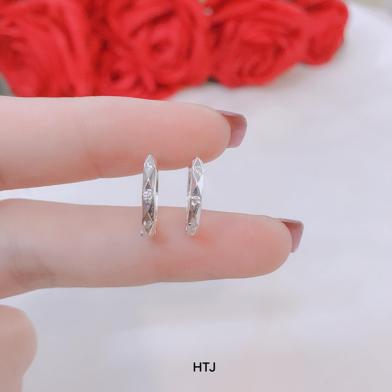 1 CHIẾC KHUYÊN TRÒN CHO NAM BẠC TA